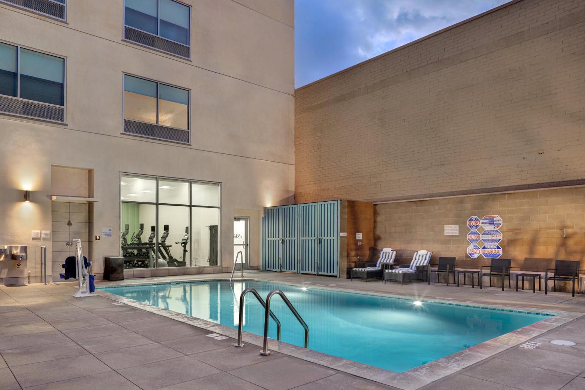 Holiday Inn Express & Suites - Glendale Downtown Extérieur photo